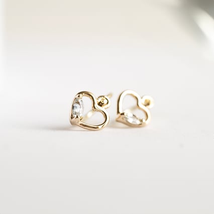 Zlaté náušnice pre deti v tvare srdiečka s bielymi zafírmi Frederika