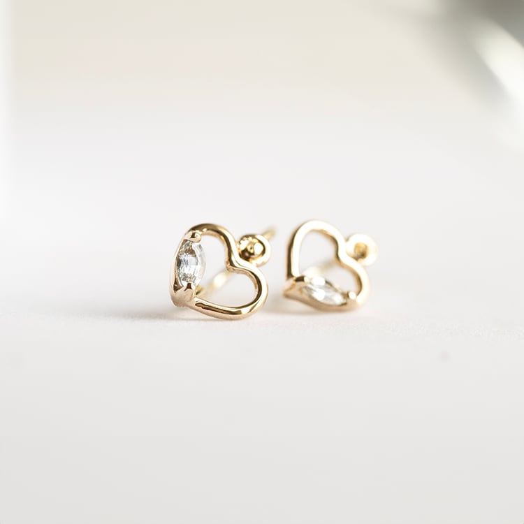Zlaté náušnice pre deti v tvare srdiečka s bielymi zafírmi Frederika 145272