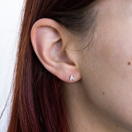 Lab-grown diamantové náušnice s voľbou písmena Caspar