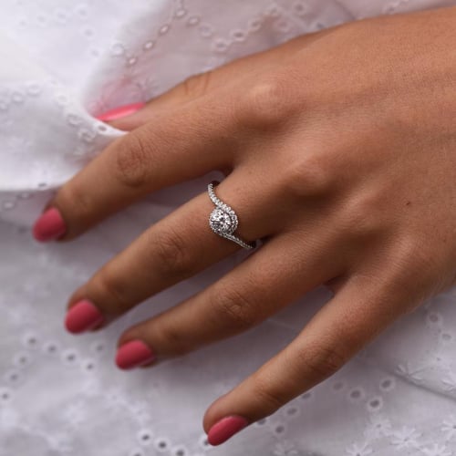 Elegantný zásnubný prsteň plný diamantov Emmalyn