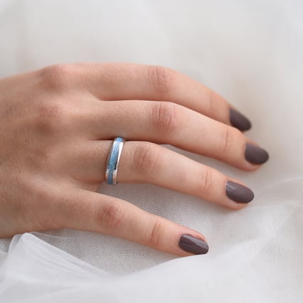 Zlaté svadobné obrúčky s modrou opálovou výplňou Adalyne