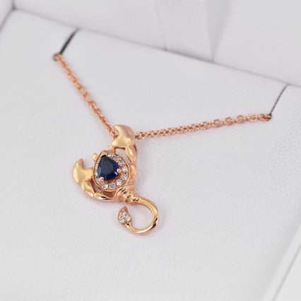 Zlatý prívesok v znamení Škorpióna so zafírom a diamantmi Scorpio