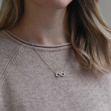 Prívesok zdobený diamantmi Infinity