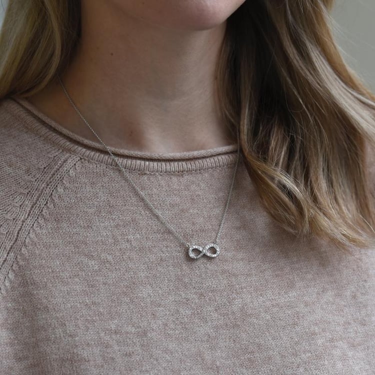 Náhrdelník z bieleho zlata zdobený diamantmi 2714