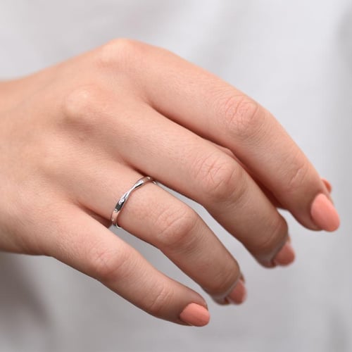 Zlatý minimalistický eternity prsteň s diamantmi Ovone