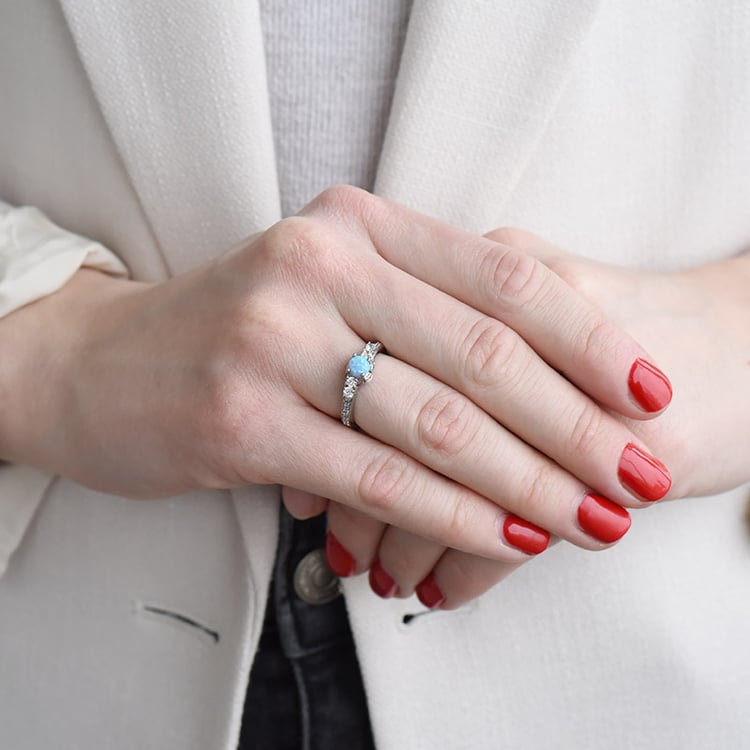 Strieborný prsteň s modrým opálom 93498