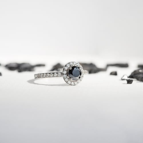 Halo prsteň s čiernym moissanitom a lab-grown diamantmi Kerau