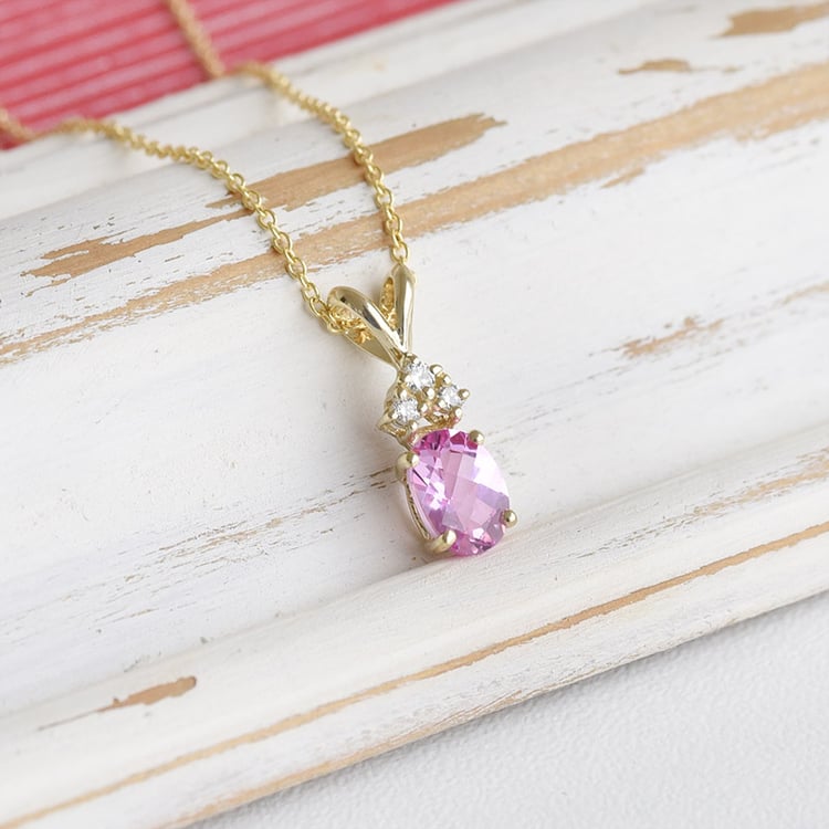 Ružový zafír v zlatom náhrdelníku s diamantmi 93509