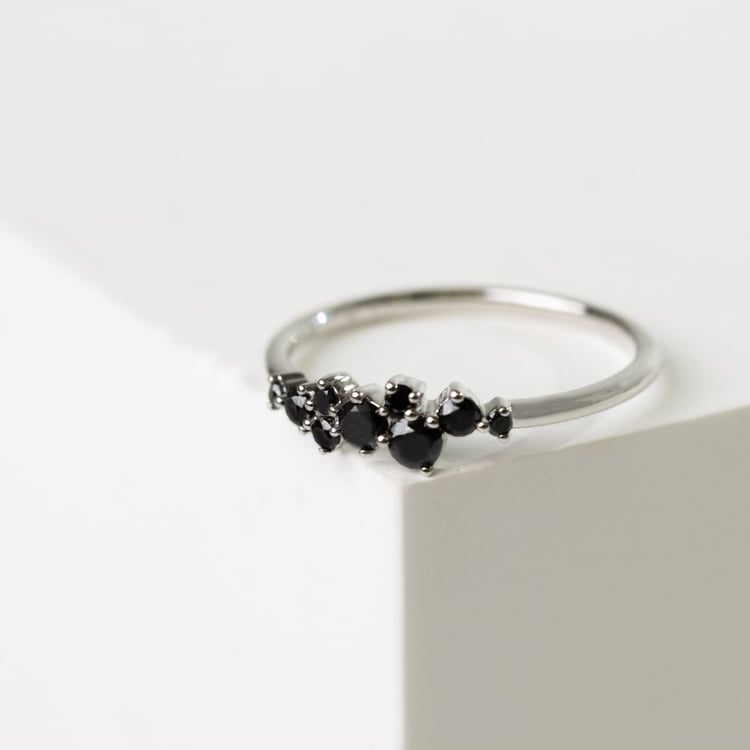 Cluster prsteň z bieleho zlata s čiernymi diamantmi Isolde 164407