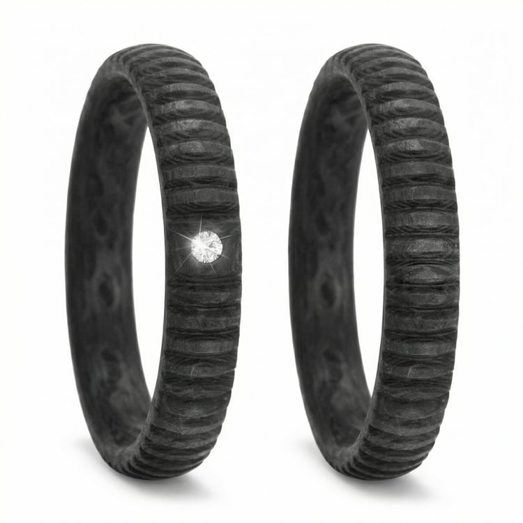 Polkruhové karbónové svadobné obrúčky s diamantom Lisa