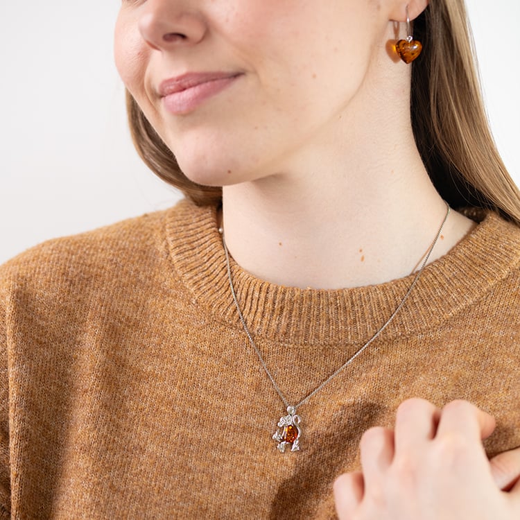 Strieborný jantárový prívesok v tvare opice Mabuk 150836