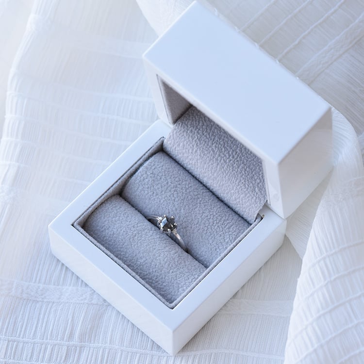 Prsteň so salt'n'pepper hexagon diamantom 68084