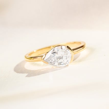 Zásnubný prsteň s half-bezel pear diamantom Timarete