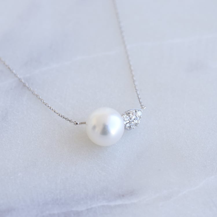 Elegantný náhrdelník s perlou a diamanty v tvare lístočku 87188