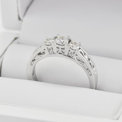 Vintage zásnubný prsteň s lab-grown diamantmi Loylah