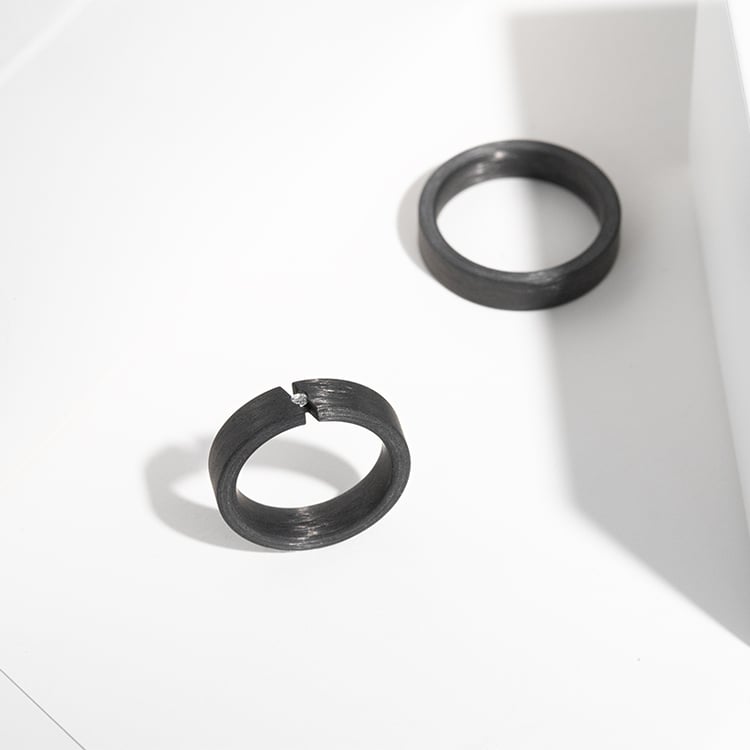 Ploché karbónové svadobné obrúčky s diamantom Sammu 123744