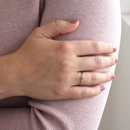 Jemný strieborný prsteň s modrými diamantmi Benigna