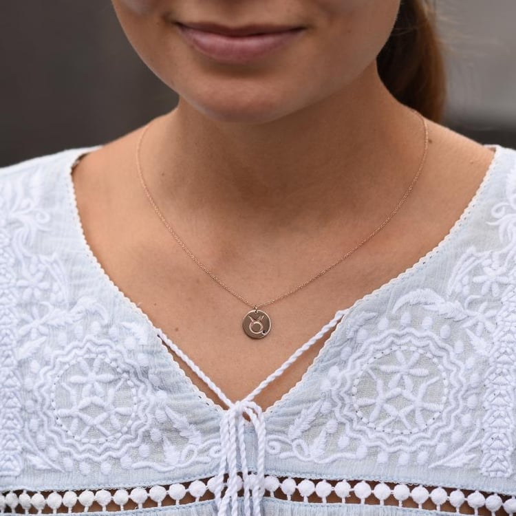 Strieborný prívesok so znamením a zafírom Býk 103429