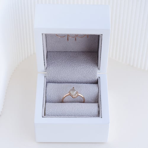 Prsteň lozenge so salt and pepper diamantom a lab-grown diamantmi Dalton