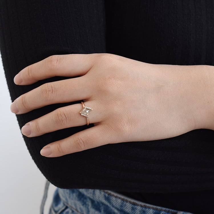 Prsteň s lozenge salt and pepper diamantom a diamantmi 96371