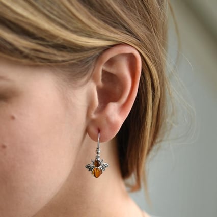 Visiace strieborné náušnice s jantárovými včelami Aila