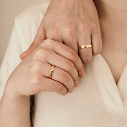 Zlaté svadobné obrúčky so zdobenými okrajmi Marsh