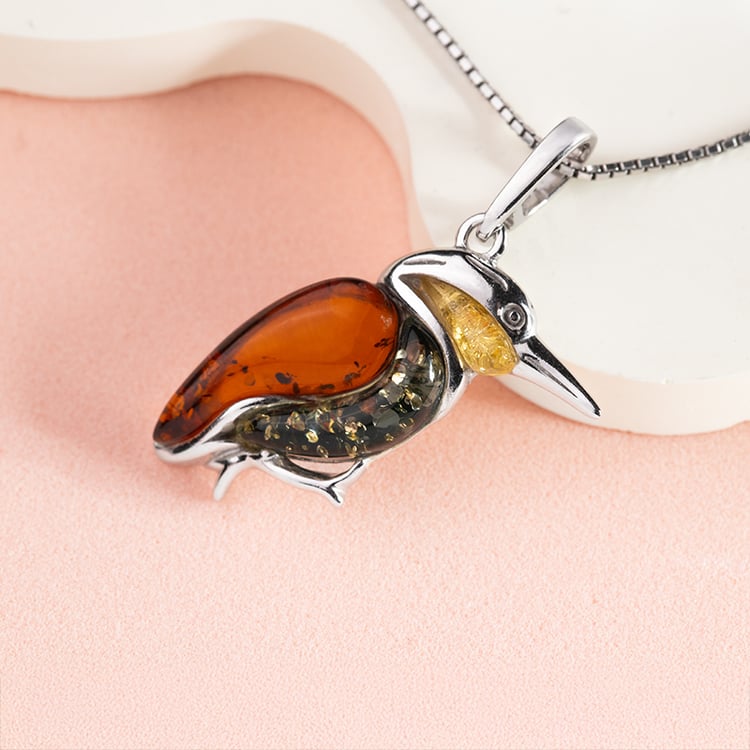 Strieborný jantárový prívesok v tvare kolibríka Burun 150756