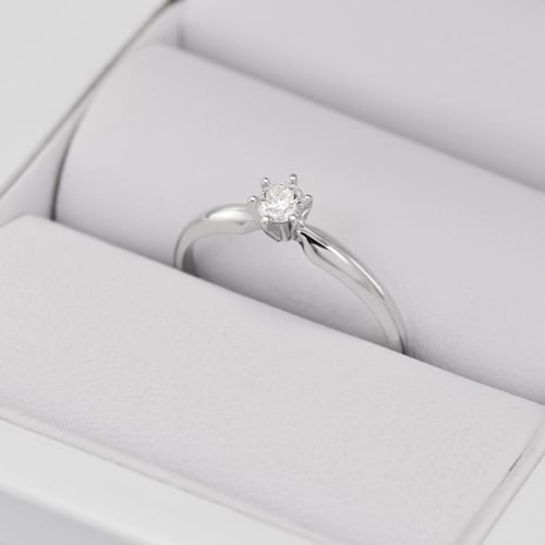 Zásnubný prsteň s diamantom Daika