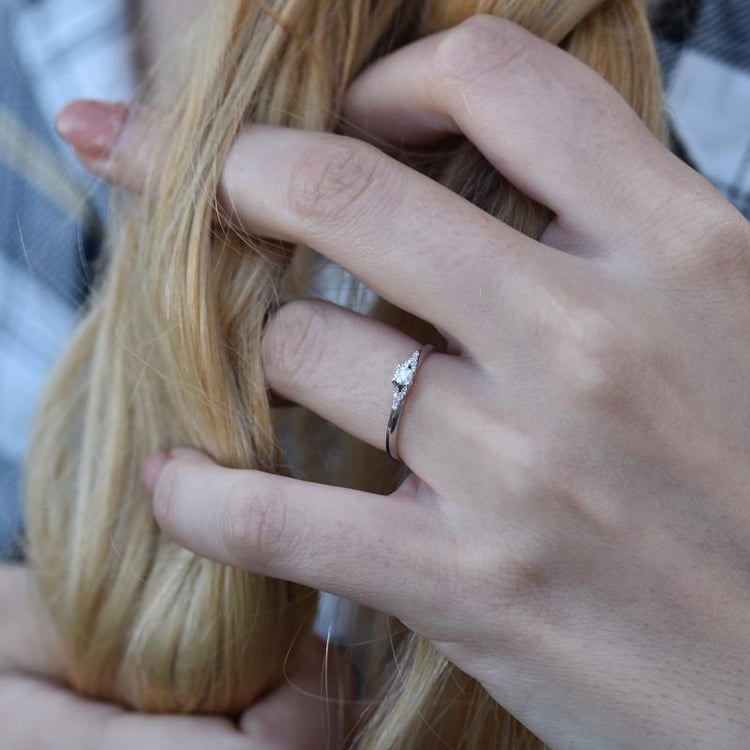 Strieborný prsteň s postrannými lab-grown diamantmi Vertmi 104486