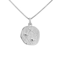 Strieborný prívesok so symbolmi znamenia zverokruhu Váhy