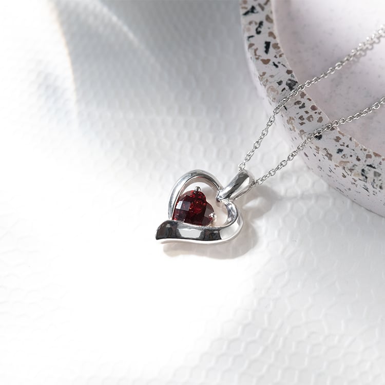 Strieborný prívesok s granátovým srdiečkom Hurtie 130627