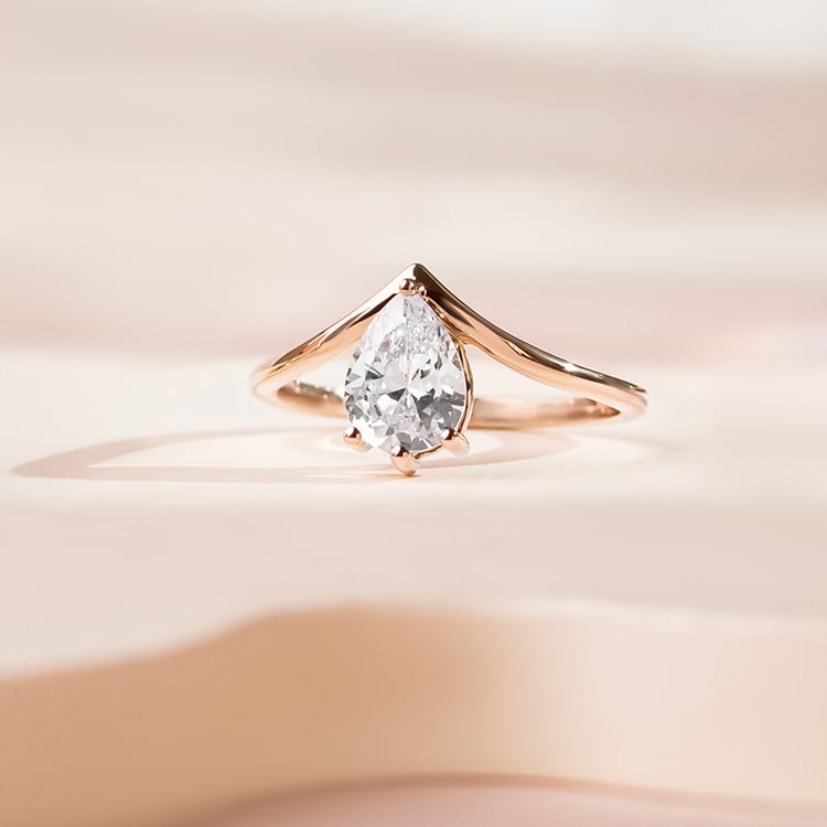 Zásnubný prsteň s pear diamantom 154857