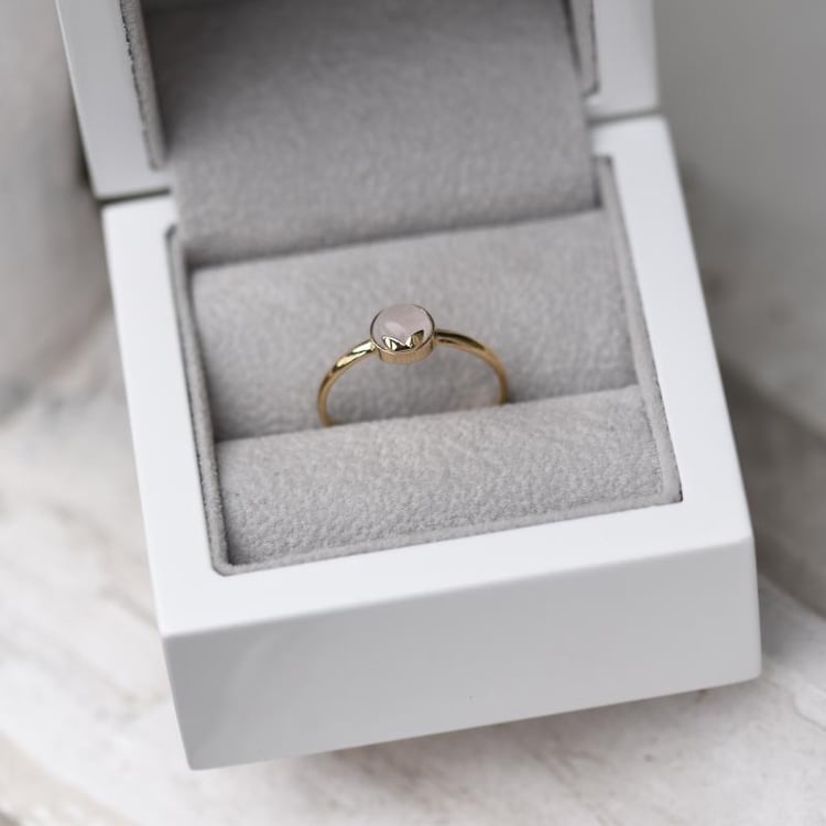 Prsten s cabochon ruženínom zo žltého zlata 47832