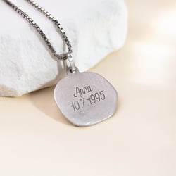 Zlatý prívesok so symbolmi znamenia zverokruhu Kozorožec