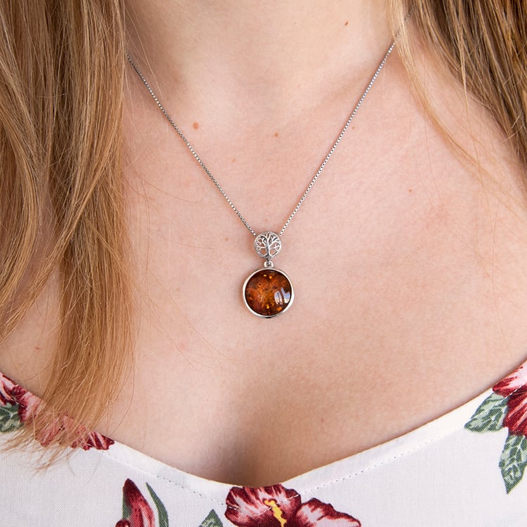 Strieborný jantárový prívesok so stromom života Rubie 107875