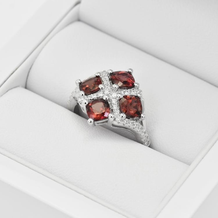 Strieborny prsteň s granátmi Kinas 30437
