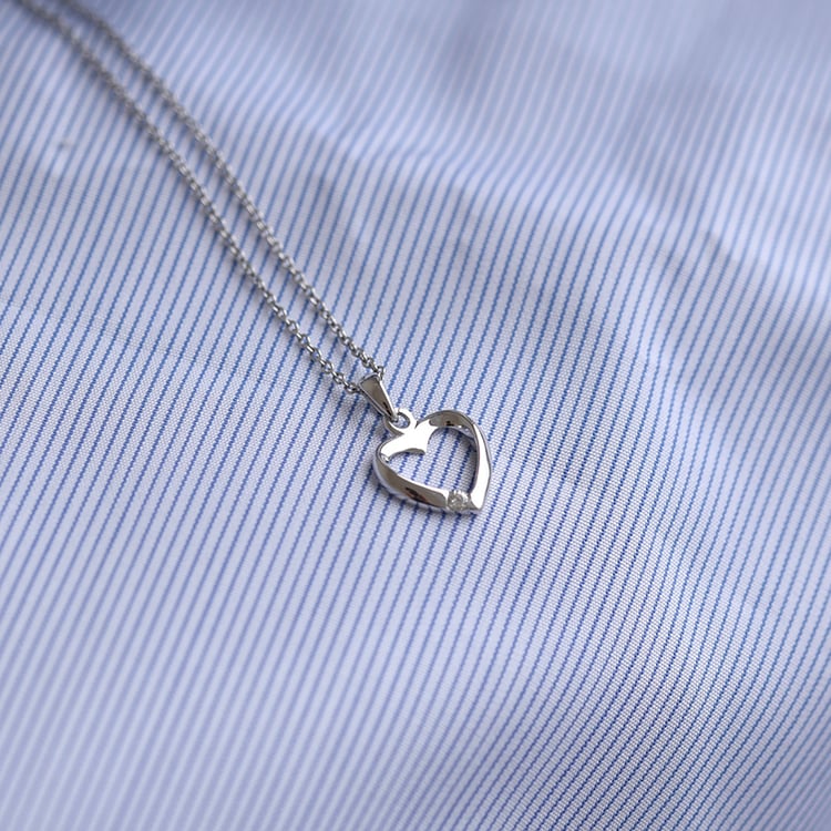 Strieborný prívesok so srdiečkom a diamantom 70051
