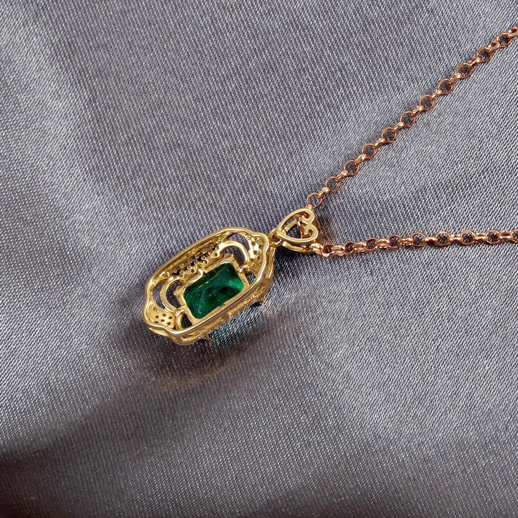 Zlatý náhrdelník so zeleným smaragdom 5267