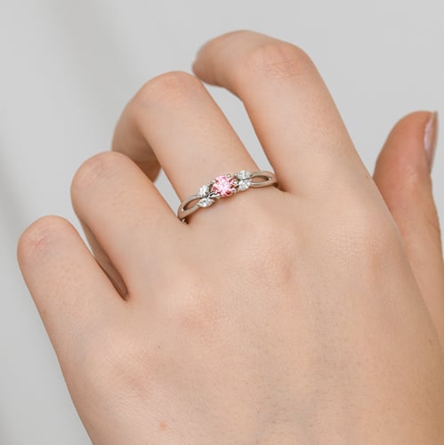 Zásnubný prsteň s ružovým 0.32ct lab- grown diamantom a marquise lab-grown diamantmi Halym