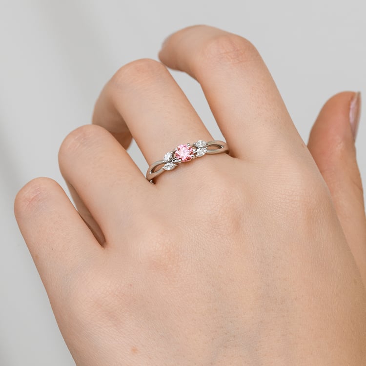 Zásnubný prsteň s ružovým 0.32ct lab- grown diamantom a marquise lab-grown diamantmi Halym 165058