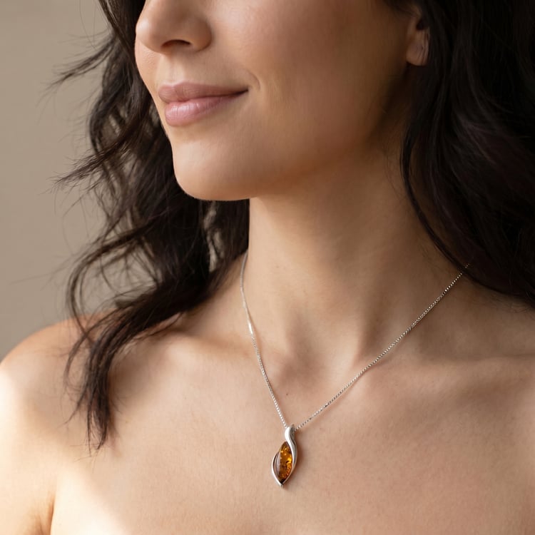 Strieborný prívesok s jantarom Lara 166804