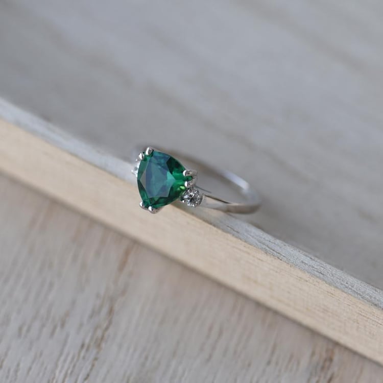 Prsten s dvoma diamantmi a smaragdom 52054