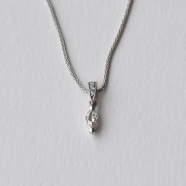 Platinový náhrdelník s certifikovaným marquise diamantom 73044