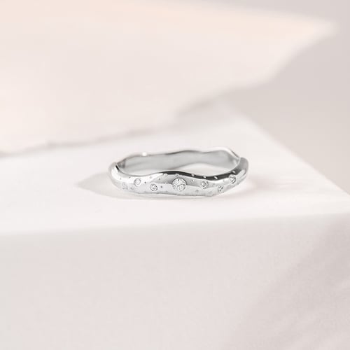 Nepravidelné zlaté svadobné obrúčky s diamantmi Parnell
