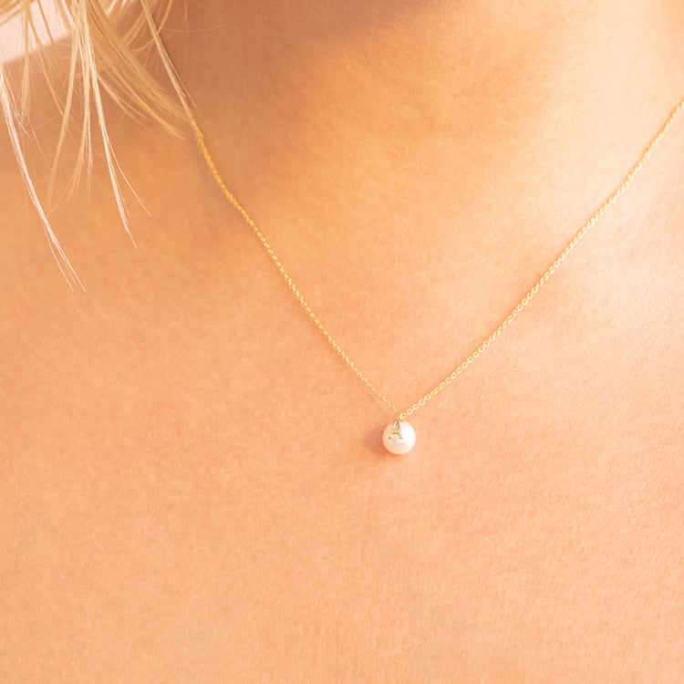 Náhrdelník s perlou a písmenom A Nava 102227