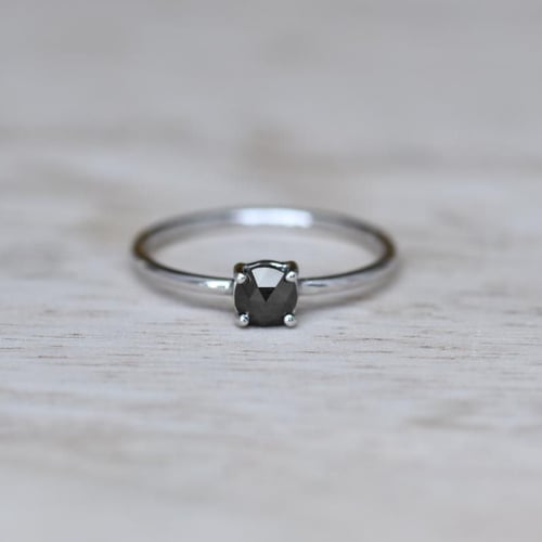 Zásnubný prsteň s čiernym diamantom Enrico
