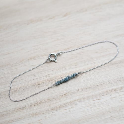 Zlatý náramok s modrými nebrúsenými diamantmi Fionne