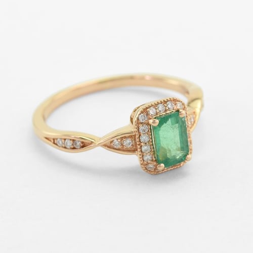 Elegantný smaragdový zlatý prsteň s diamantmi James