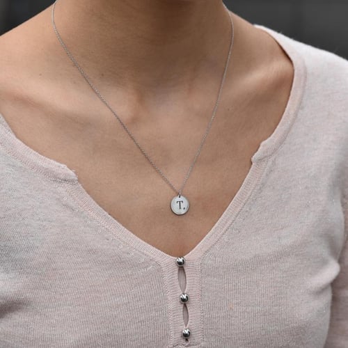 Platinový prívesok s modrým diamantom a gravírom písmena Rei