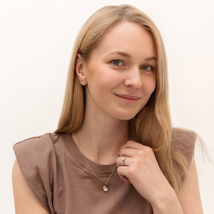 Strieborný prívesok s labkami a gravírom Charly 98666